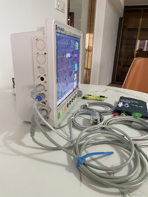 Przenośny 12,1-calowy ekran LCD Wital Signs Monitor pacjenta z uchwytem