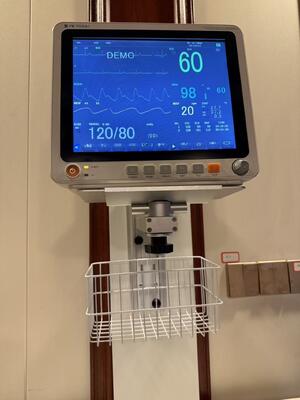 Wzniesienie regulowane metalowe uchwyt ścienne do monitora pacjenta w oddziale szpitala