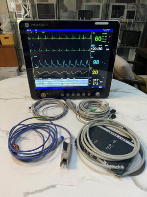 Przenośny 15-calowy kolorowy wyświetlacz LCD Multi Parameter Monitor pacjenta z wózkiem / uchwytem ściennym i 5 kg lekkiej konstrukcji