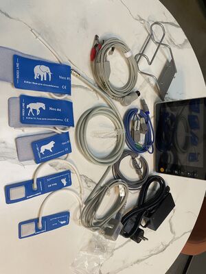 Certyfikowany przez ISO monitor pacjentów o wielu parametrach z 8-calowym kolorowym wyświetlaczem LCD i kompatybilnością z wózkiem / uchwytem ściennym